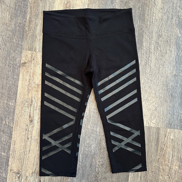 Women’s Alo Cropped Leggings - Picture 1 of 2